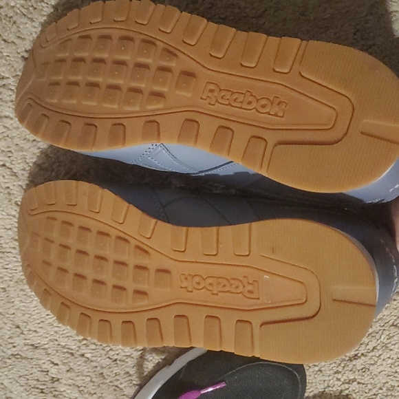 Comfy Reebok - Picture 3 of 4